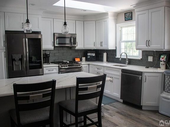 5th image of 427 Lea Ave