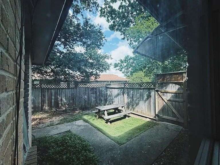 9906 Hundred Oaks Cir #B — Photo 24