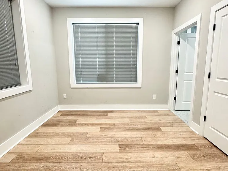Gorgeous New Diamond St Construction Boasting Luxury Finishes — Photo 35