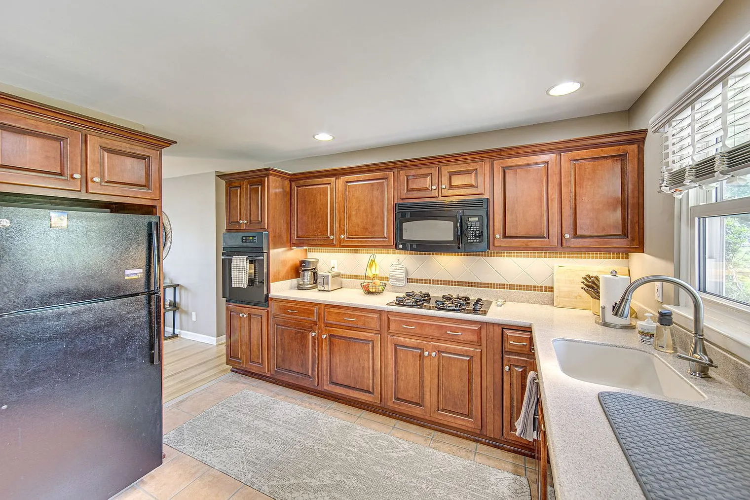 2 bed, 1.0 bath, 1054 sqft, $4,741 — Photo 4