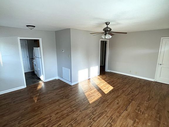 2nd image of 208 Sunset Ct