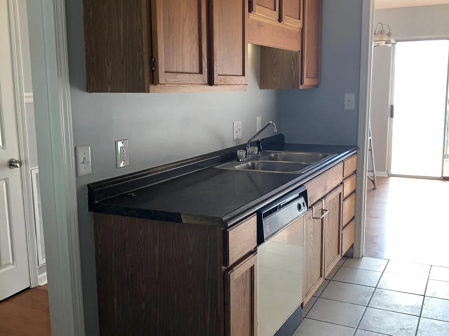 3 bed, 2.5 bath, 1560 sqft, $1,900 — Photo 3
