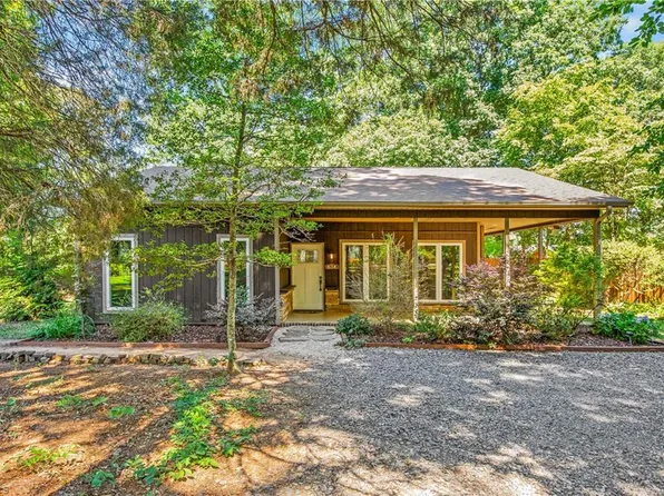 634 Eisenhower St, Yadkinville, NC 27055