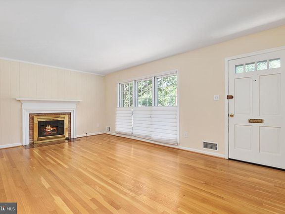 5th image of 2406 Claremont Dr
