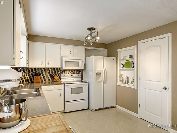 3rd image of 566 NE 27th Ct