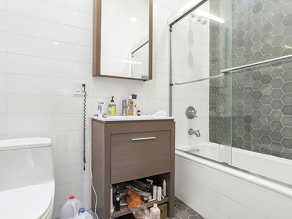 3rd image of 410 E 88th St APT 4A