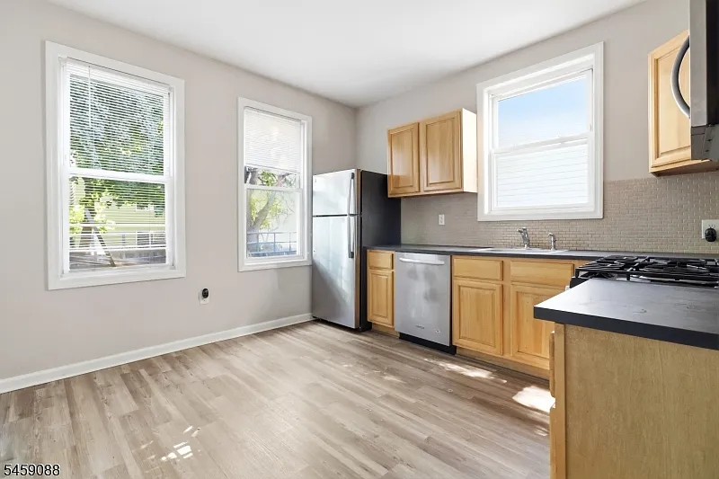 3 bed, 1.0 bath, $2,400 — Photo 4