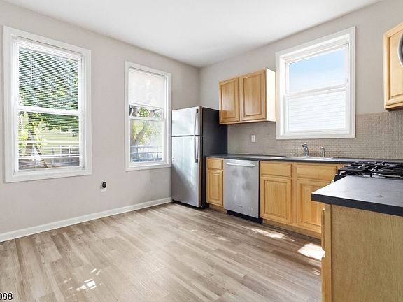 4th image of 760 Grove St #1
