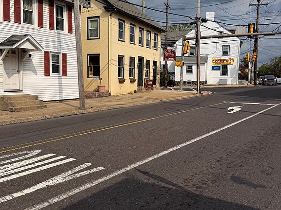 3rd image of 302 Juniper St #8