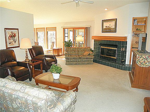 4th image of 9 Glencoe Ln