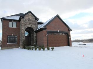 10621 Lone Oak Cir, Grand Blanc, MI 48439