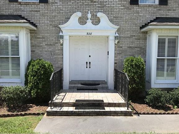 2nd image of 928 Millercrest Dr