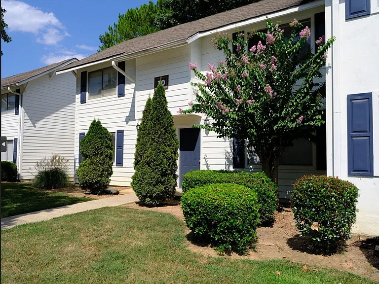 Pineview Apartments — Photo 16