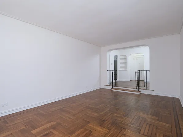 2685 Creston Avenue image 3 of 9