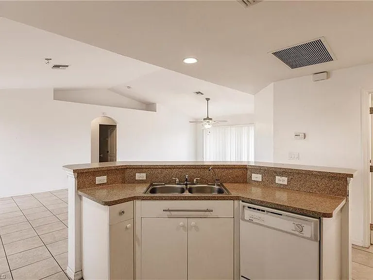 1627 NE 7th Pl — Photo 12
