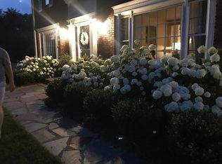 2 Hilltop Rd, Longmeadow, MA 01106