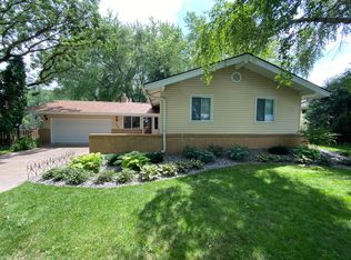 2333 Tioga Ct, New Brighton, MN 55112