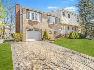 101 Amherst Dr, Yonkers, NY 10710