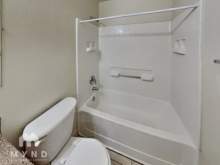 1421 E Robert St — Photo 16