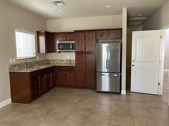 3rd image of 1923 W Humboldt Dr