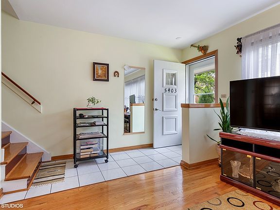 2nd image of 5403 N Artesian Ave
