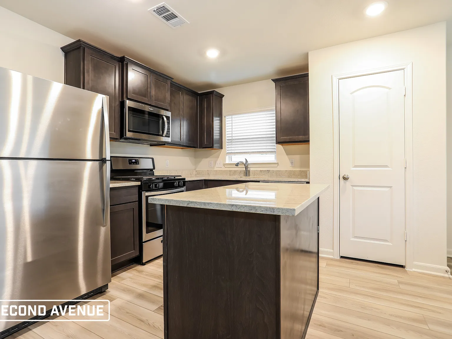 3 bed, 2.0 bath, 1600 sqft, $1,995 — Photo 4