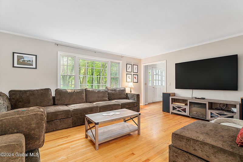 4th image of 309 Burgoyne Road
