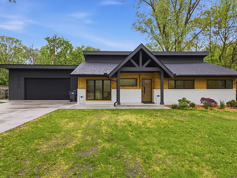130 McKinley Dr — Photo 1