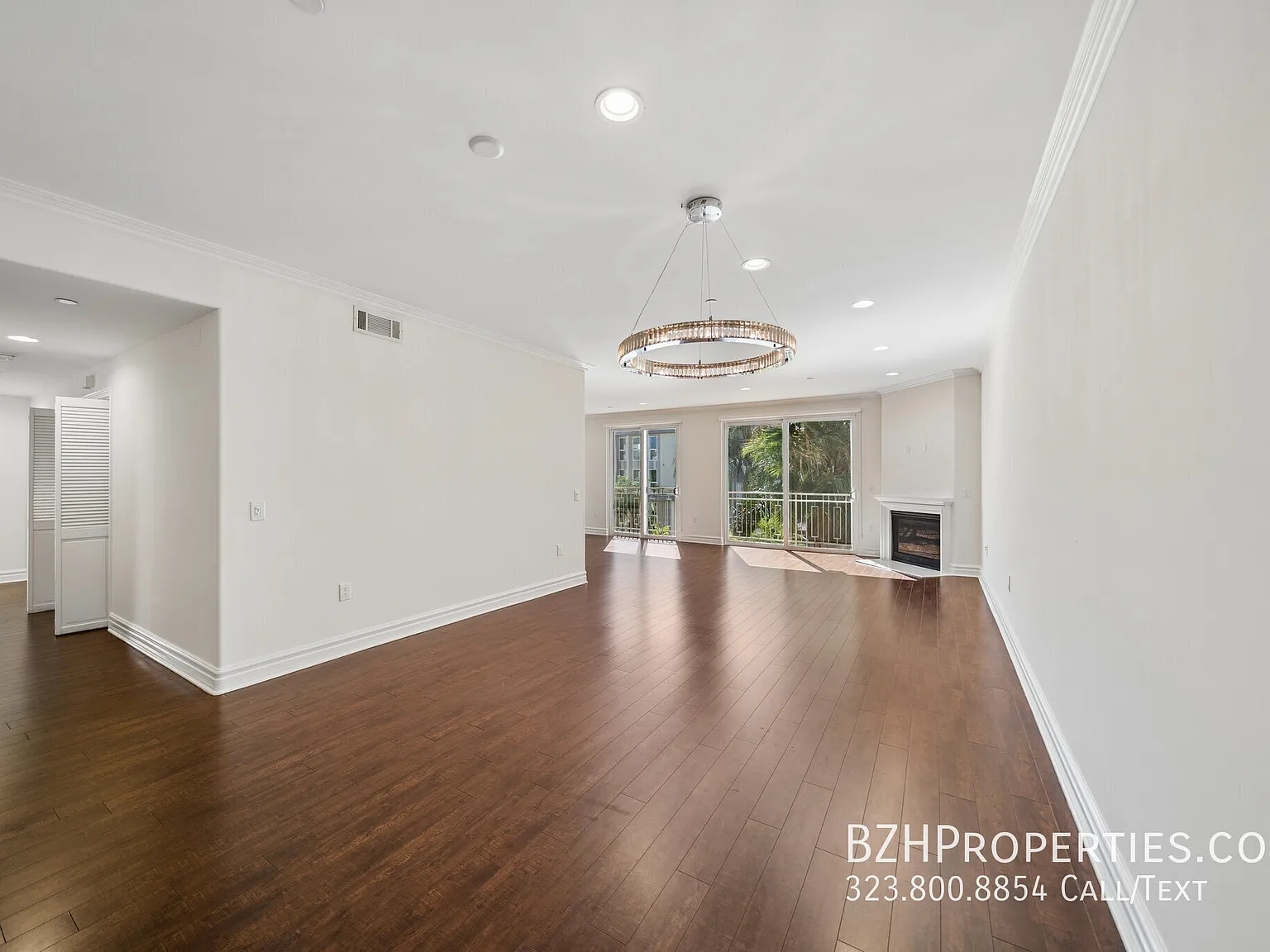 Top Floor 2 Bed + Den with Central A/C, In-Unit Laundry & 2 Parking Spaces — Photo 2