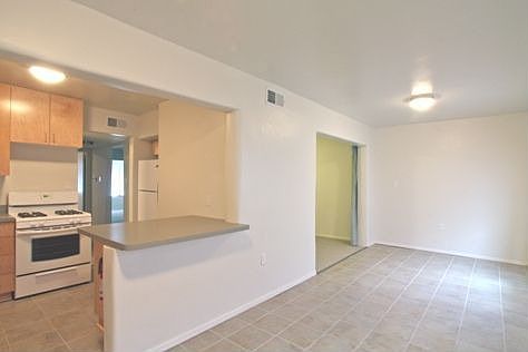 4th image of 1400 Vassar Dr NE