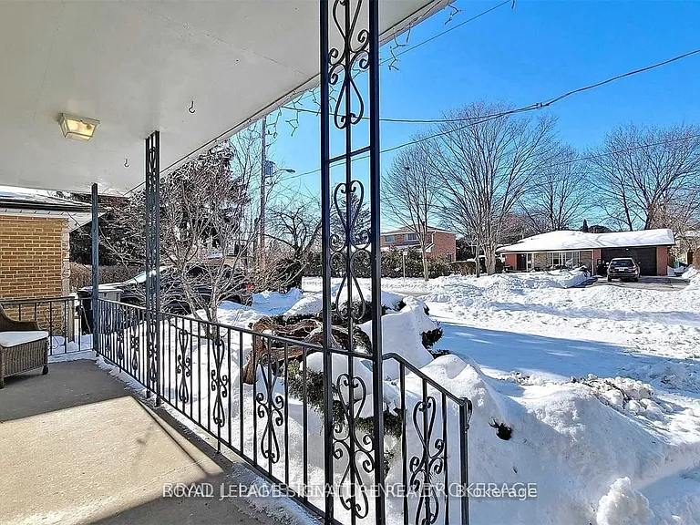 17 Baroness Cres #UPPER — Photo 40