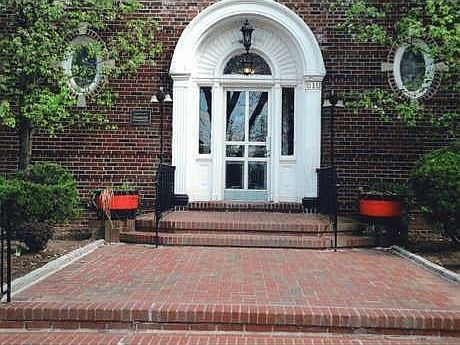 2nd image of 610 Victory Blvd APT 2C