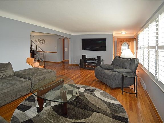 4th image of 26155 Benton Ave