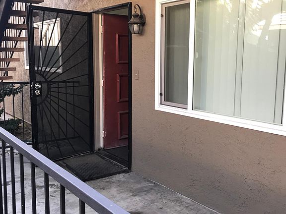 4th image of 832 Redondo Ave APT B