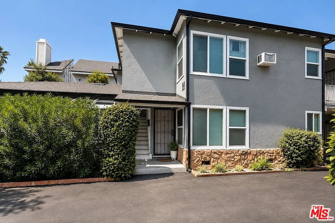 2 bed, 2.0 bath, 900 sqft, $2,750 — Photo 2