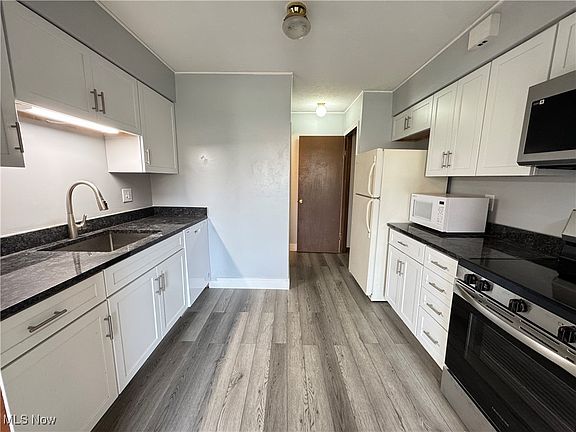 3rd image of 5457 Millwood Ln APT A