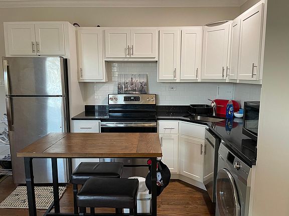 3rd image of 3342-3345 N Marshfield Ave #320
