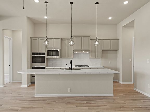 Kitchen with vast island pendant lights