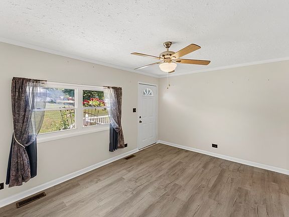 5th image of 2472 Suburban Rd