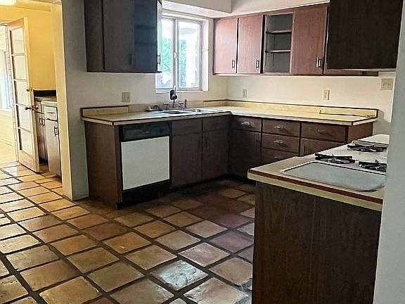 3rd image of 2238 E 9th St
