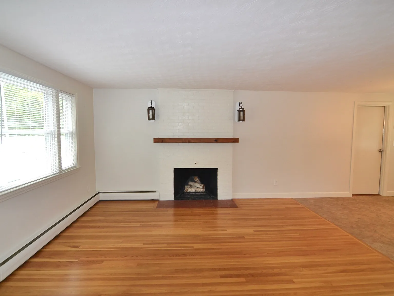 3 bed, 1.0 bath, 1014 sqft, $3,000 — Photo 2