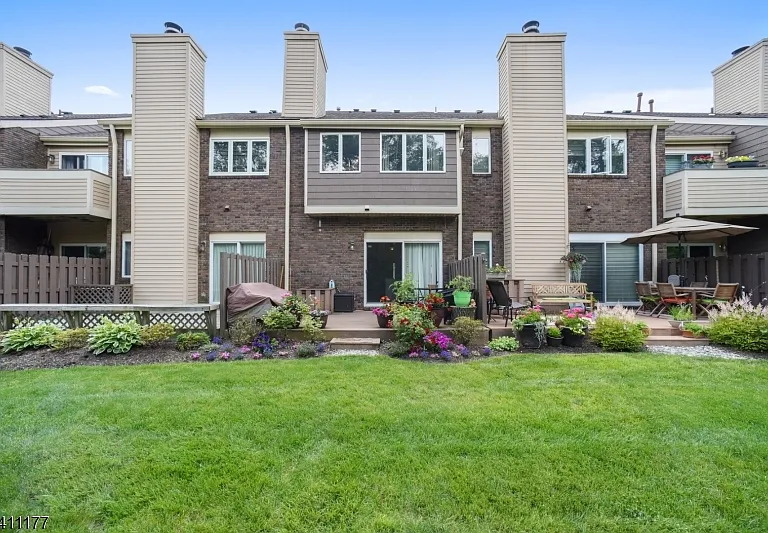 140 Kingston Ct — Photo 30