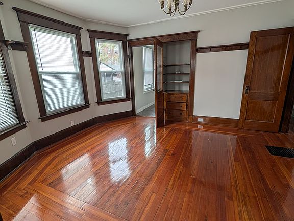 3rd image of 126 Hobart St #11