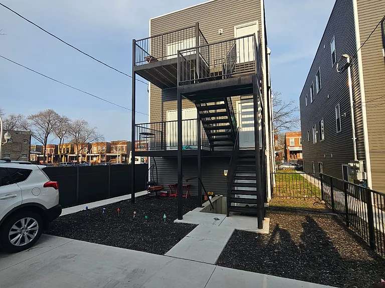 184 N Lamon Ave #2 — Photo 3