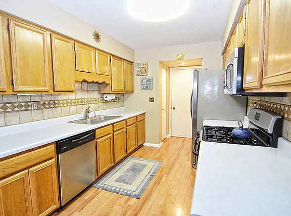 3rd image of 523 Sandhurst Ln #523