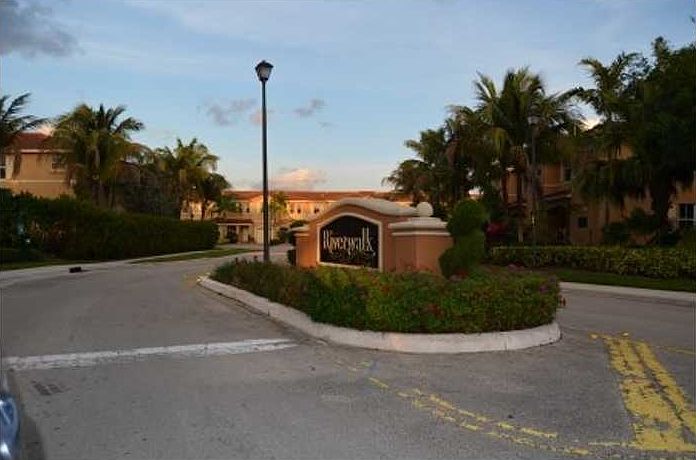 2nd image of 260 Riverwalk Cir
