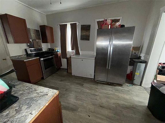 3rd image of 3942 Poe Ave