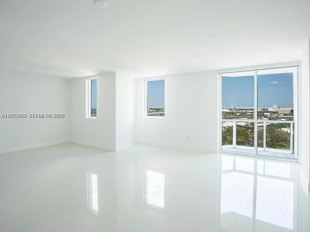Vizcayne North Condo — Photo 2