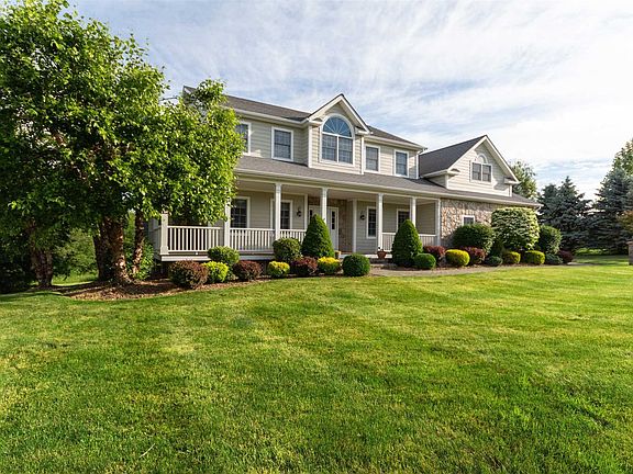 2nd image of 40 Oakbrook Ln