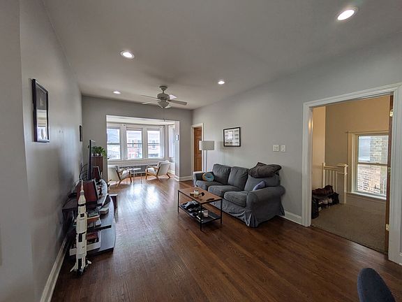 2nd image of 2556 W Argyle St #2